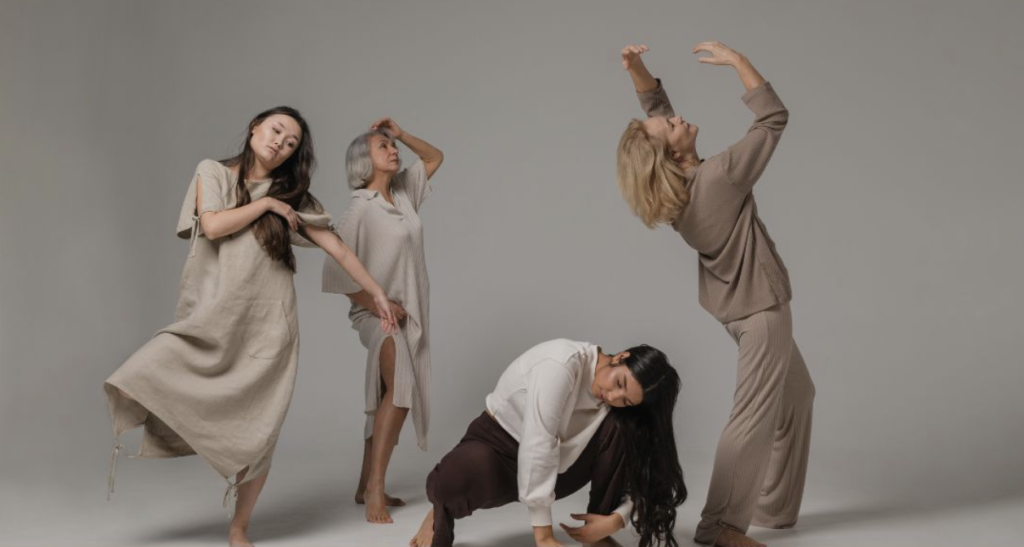 mujeres haciendo yoga y teatro